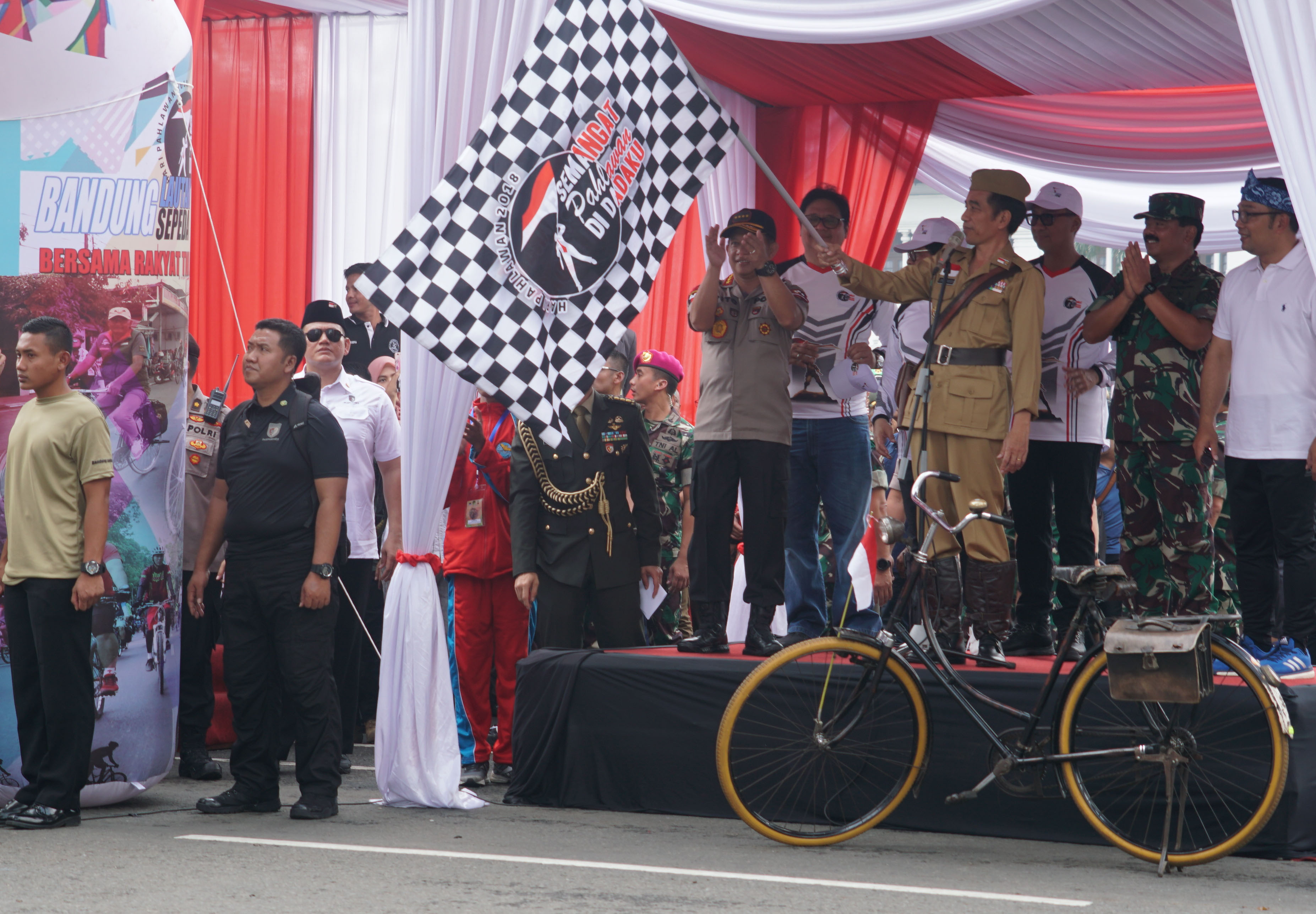  Ribuan Peserta Gowes Ramaikan Bandung Lautan Sepeda