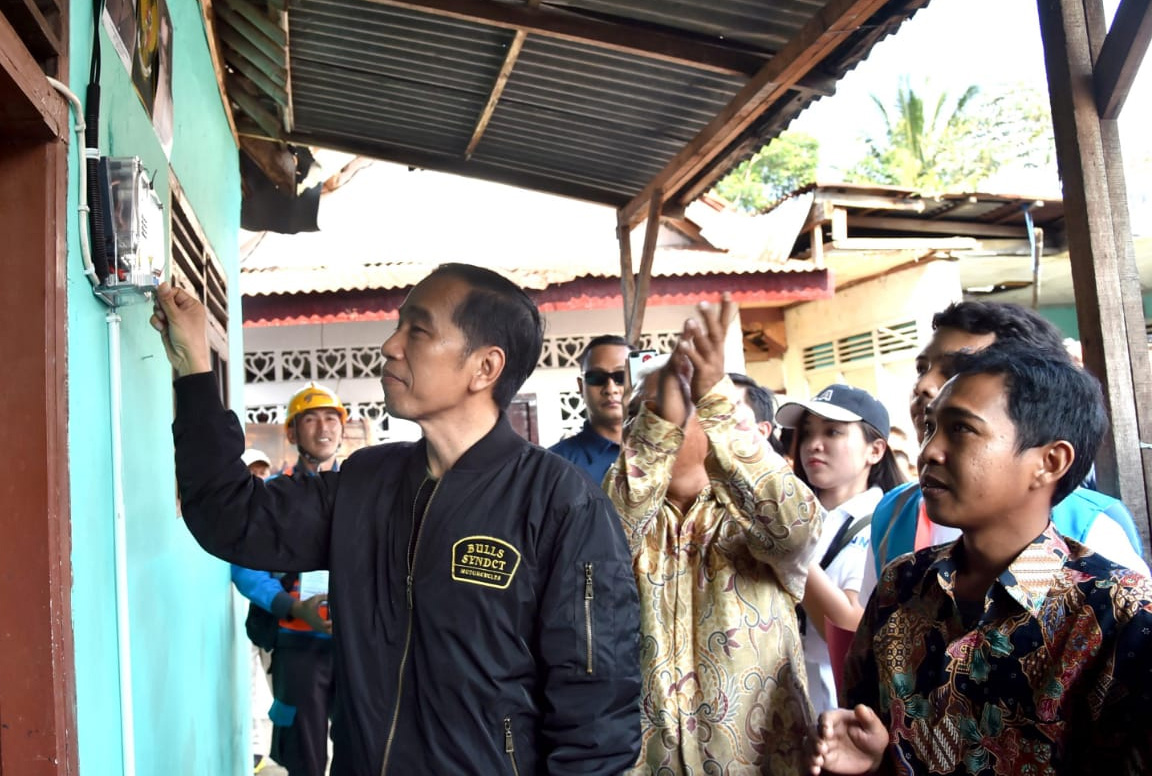  Presiden Jokowi Nyalakan Listrik Gratis Keluarga Tidak Mampu