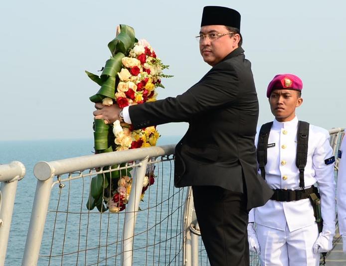  Peringati Hari Pahlawan 10 November, Ketua BPK Pimpin Upacara Tabur Bunga di Laut