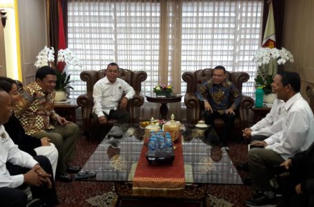 Ketua PWI Jaya Sayid Iskandarsyah saat bertemu dengan Wakil Ketua DPR RI, Sufmi Dasco Ahmad, di Wisma Nusantara III, Jakarta, Kamis (5/12/2019). (Foto : Dok  Mimbar)