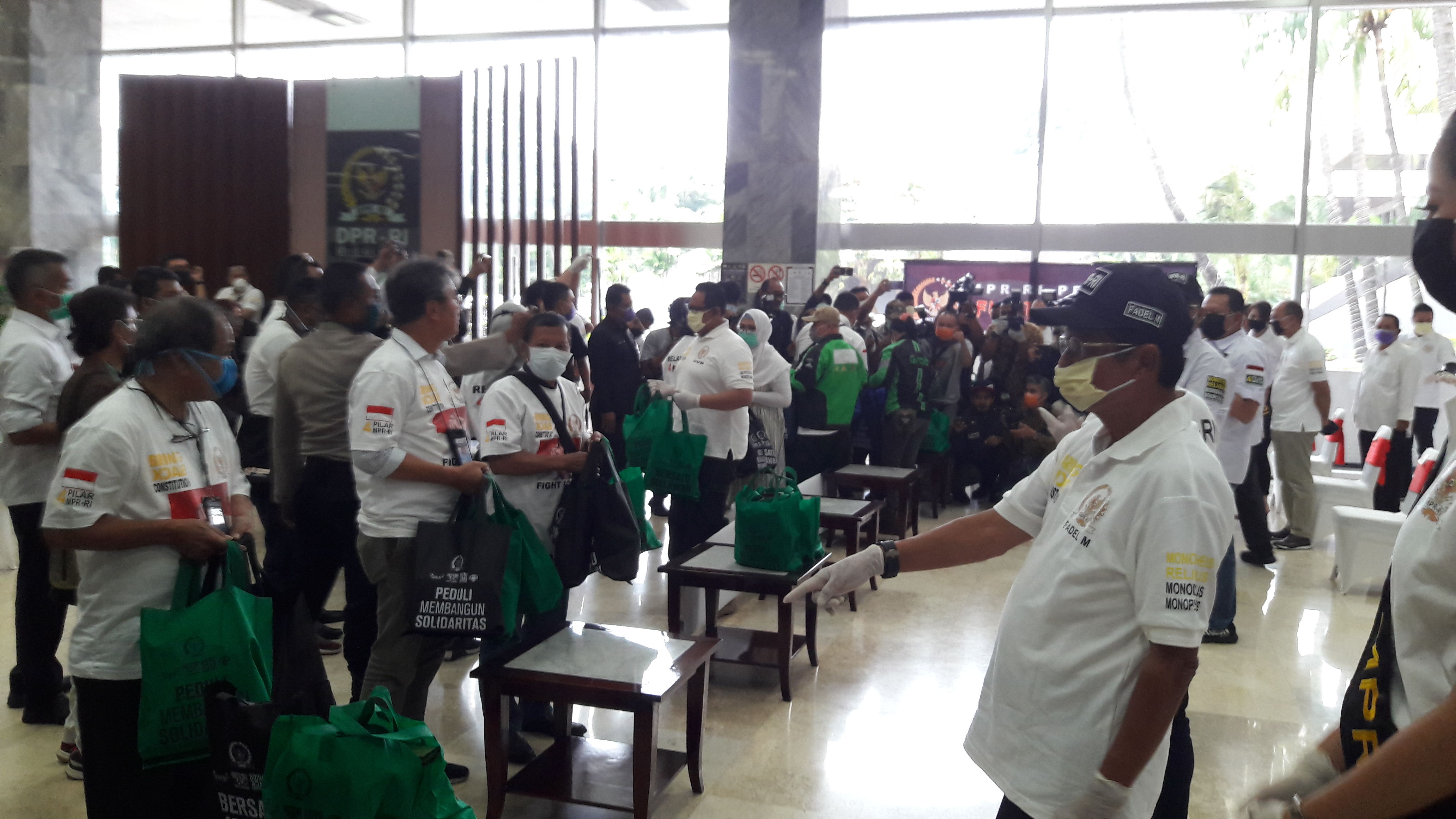  MPR Bersama PWI Salurkan 1.000 Paket Bantuan APD Cegah Wabah Corona