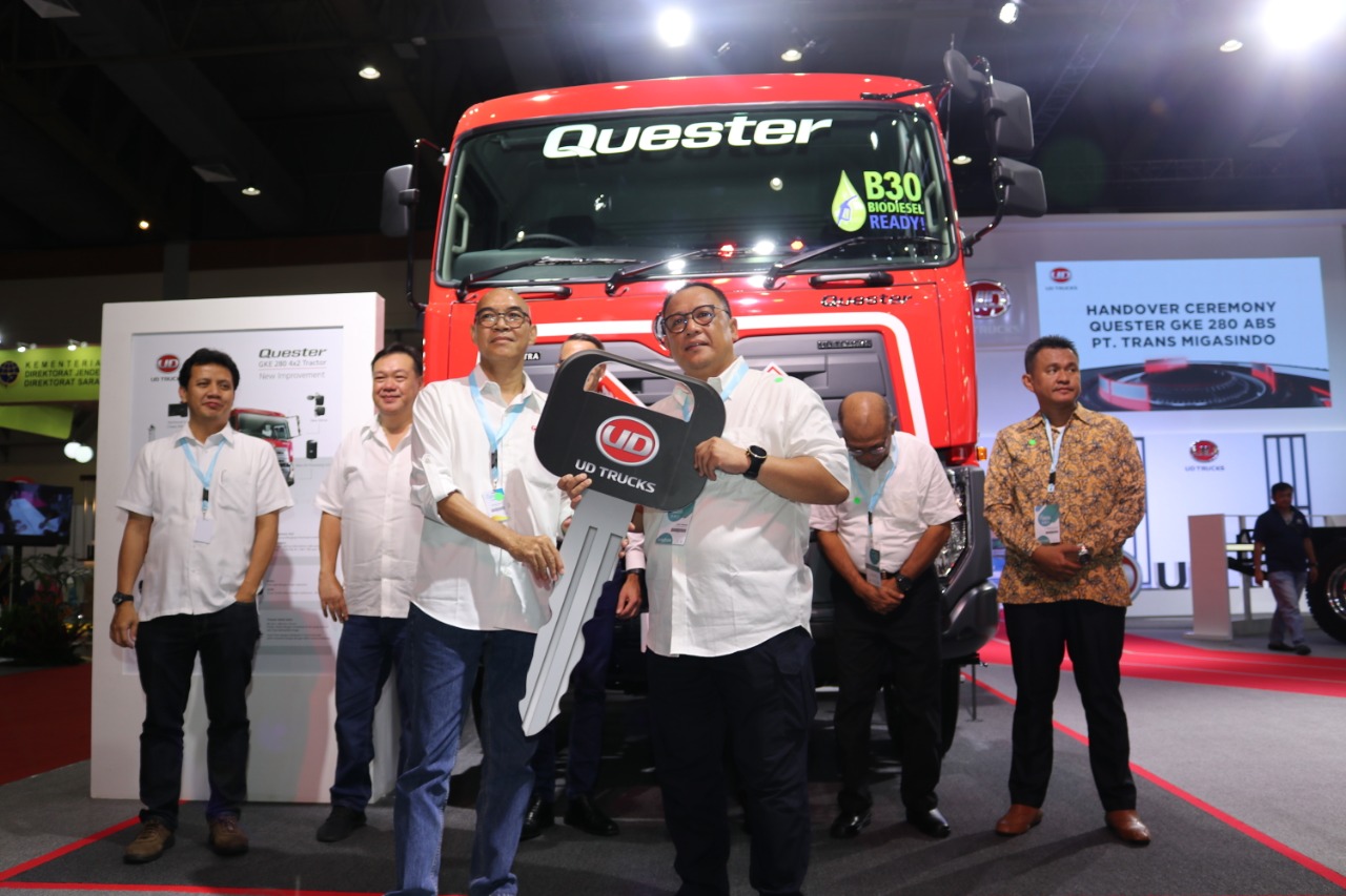  UD Trucks Serahkan Quester 280 ABS Kepada PT Trans Migasindo di GIICOMVEC 2020