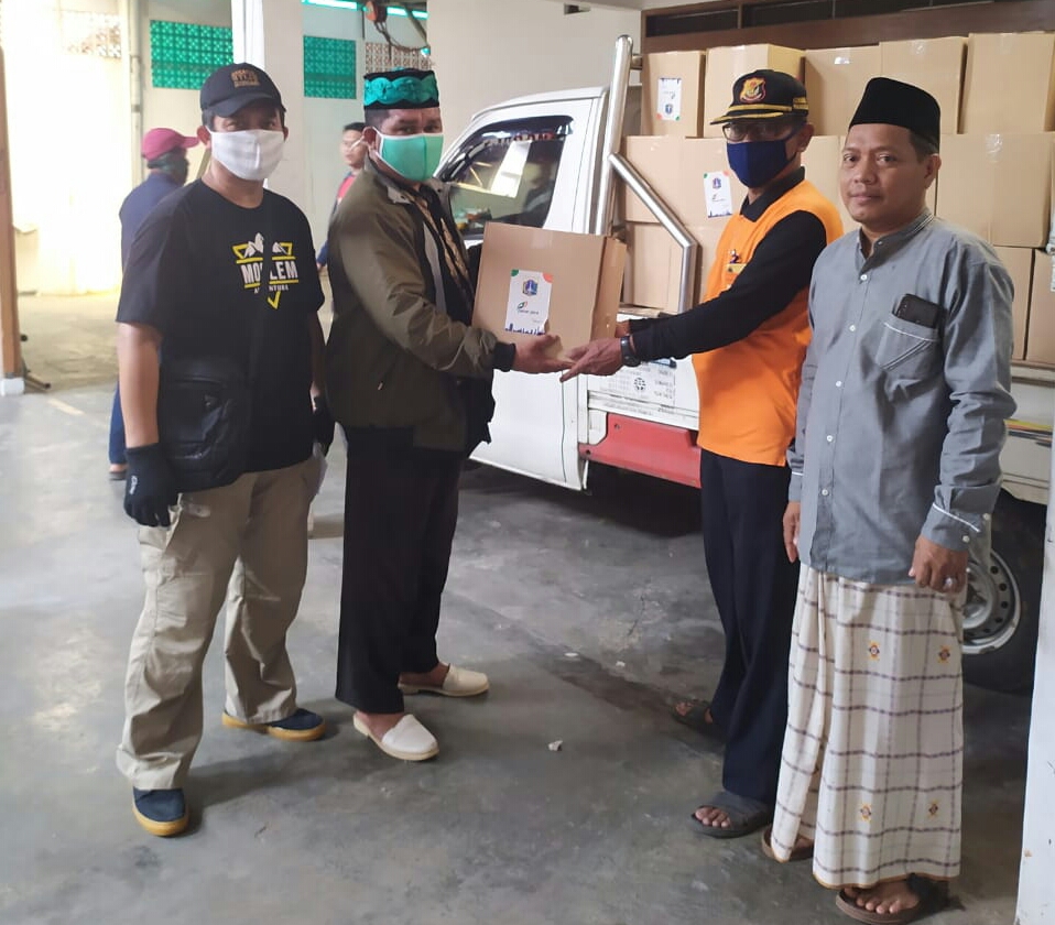  Ketua RW 011 Grogol Utara Salurkan Bantuan Sembako Pemprov DKI Kepada Warganya