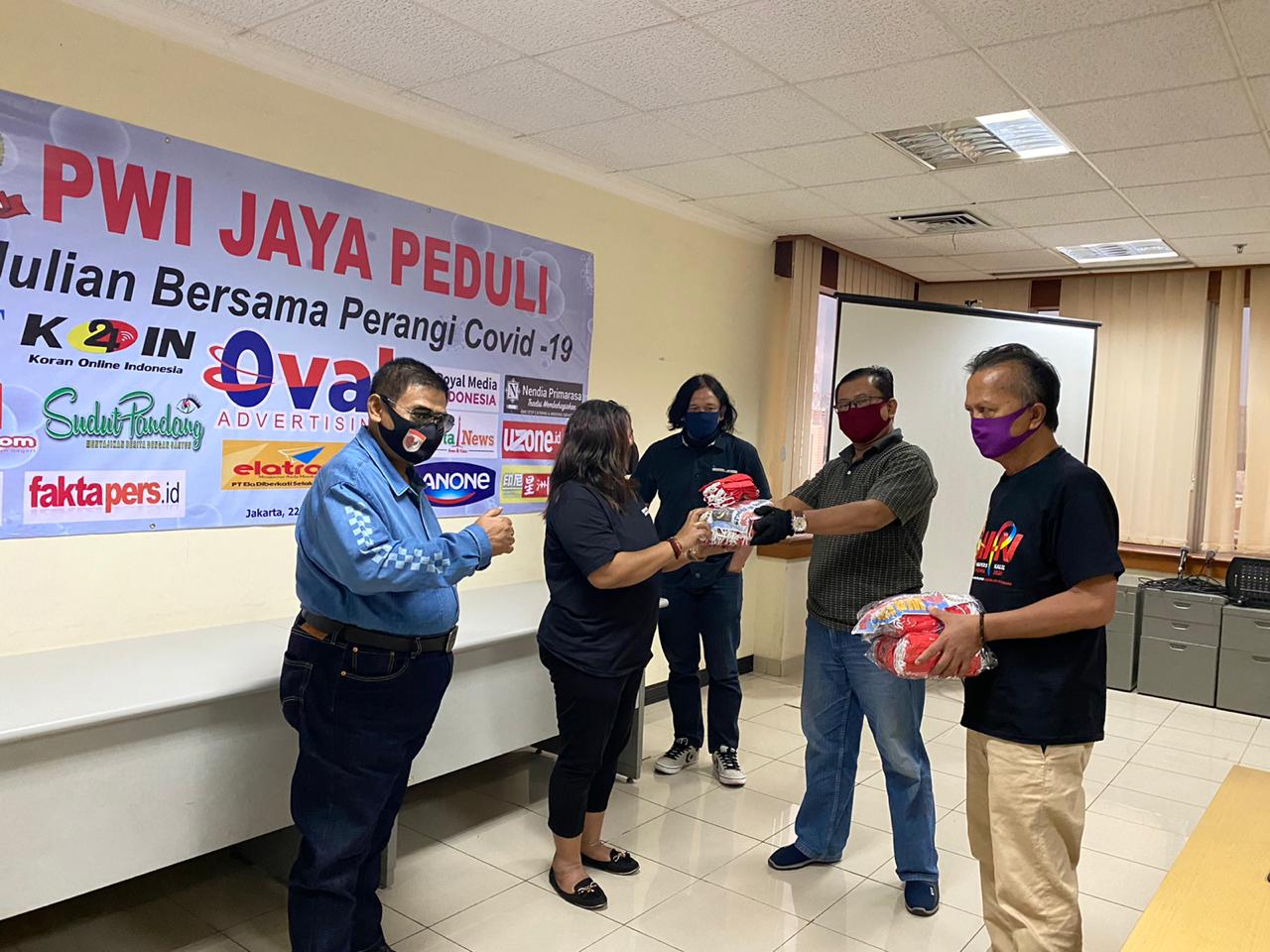  PWI Jaya Peduli Terima Masker Bantuan Catur Wangsa Indonesia