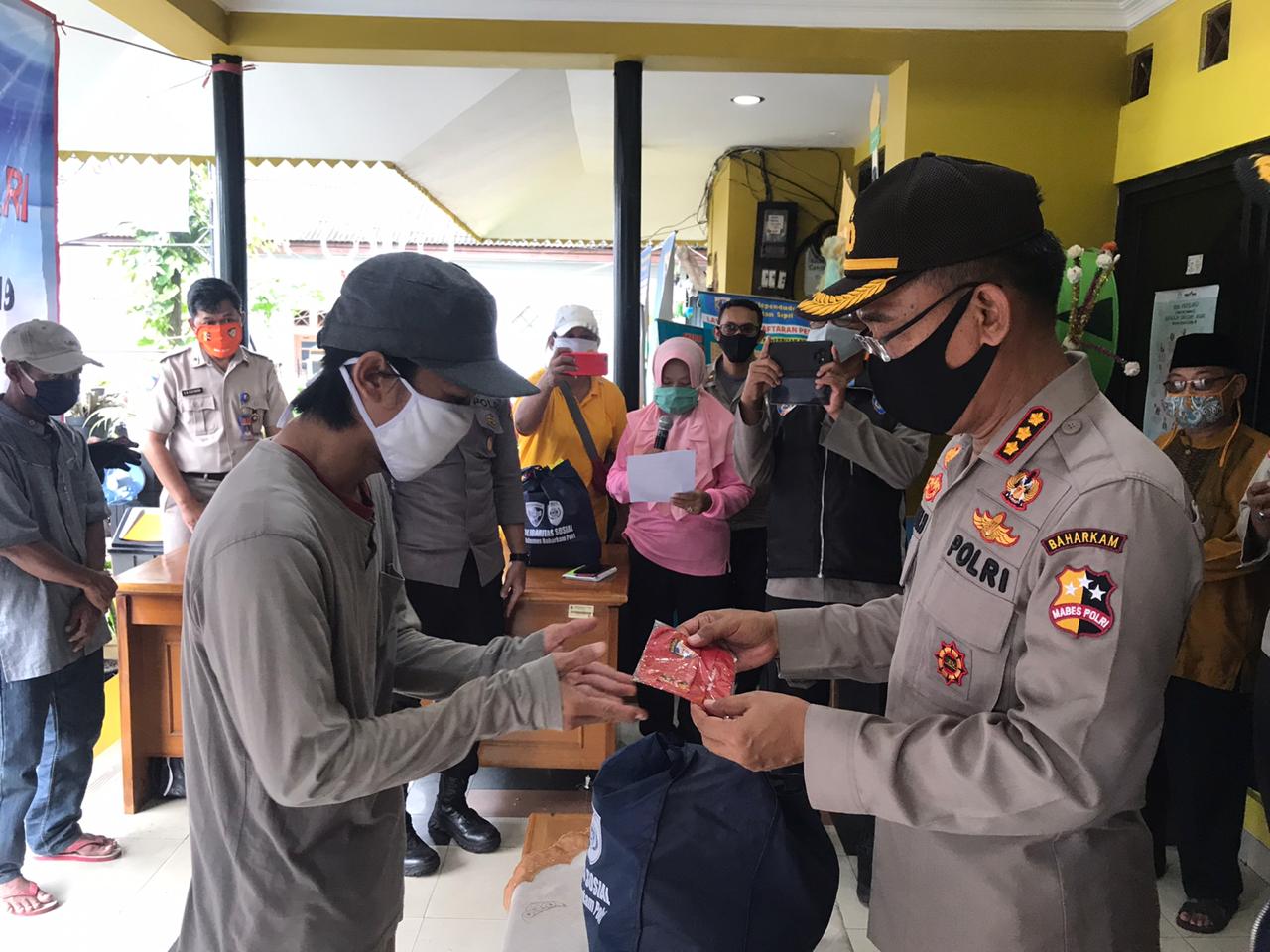  Personil Binmas Baharkam Polri Sambangi Warga Cengkareng Timur Bantu Sembako