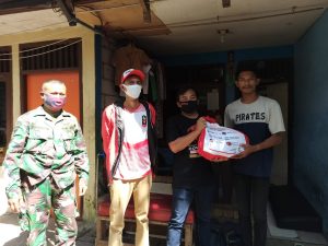 Pimpinan Pusat Pemuda Muhammadiyah menyerahkan bantuan di lingkungan RT 03 RW 02 Kelurahan Pondok Cabe Ilir, Pamulang