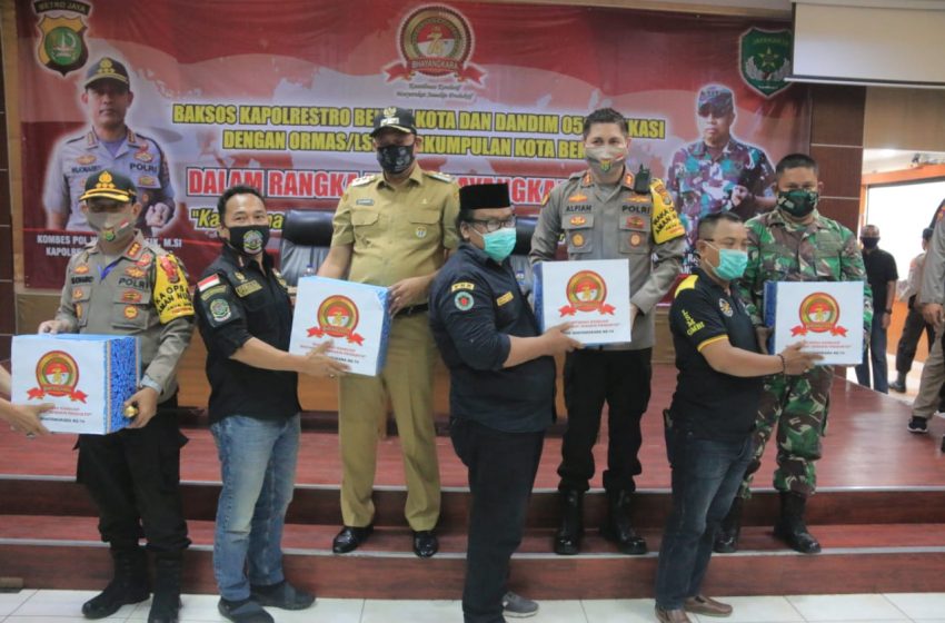  Dalam Rangka Hari Bhayangkara Ke-74, Kapolres Bagikan 1000 Paket Sembako Kepada 20 Ormas di Kota Bekasi