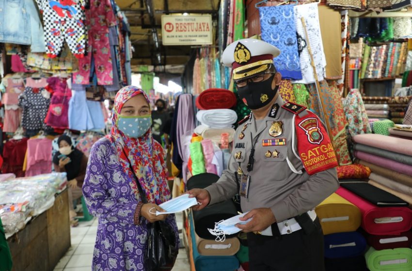  Kasat Lantas Polres Metro Tangkot Kampanye Masker Upaya Cegah Penularan Covid-19