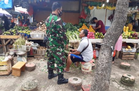 Babinsa Ingatkan Pedagang Agar Menggunakan Masker