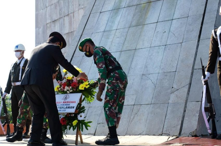  Peringati Hari Pahlawan, Kapolda Kalsel Gelar Ziarah dan Tabur Bunga di TMP Bumi Kencana