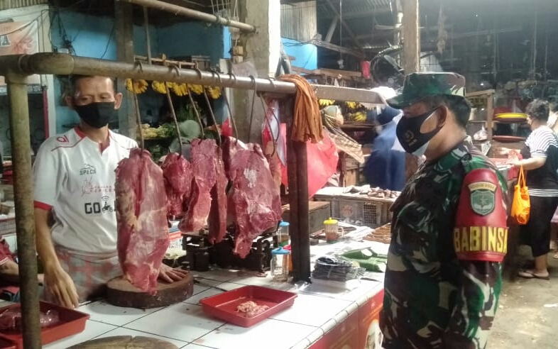  Pantau Disiplin Warga Masyarakat, Babinsa 02/Mampang Prapatan Keliling Pasar