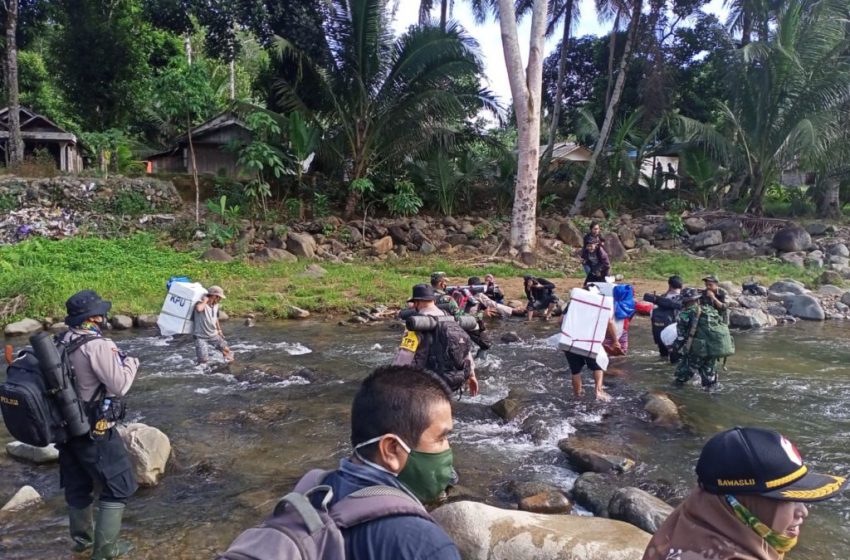  Di Kalsel, TNI-Polri Jalan Kaki Selama 2 Hari Kawal Logistik ke Desa Terjauh