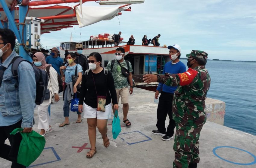  Babinsa Koramil 04/KS Bersama Tiga Pilar Perketat Prokes di Dermaga Kepulauan Seribu