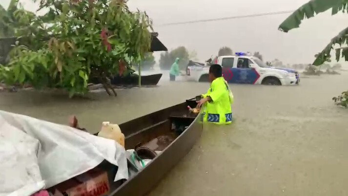  Satlantas Polres Tanah Laut Evakuasi Korban Banjir Capai 2 Meter