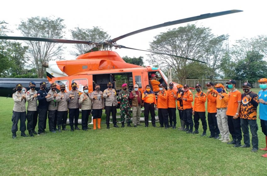  Wakapolda Kalsel Tinjau Warga Terisolir Dampak Banjir Menggunakan Helikopter