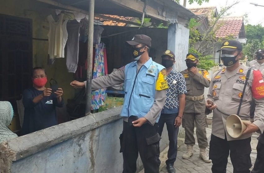  Door to Door Polsek Kep Seribu Utara Bagikan Masker Gratis ke Warga di Tiga Pulau