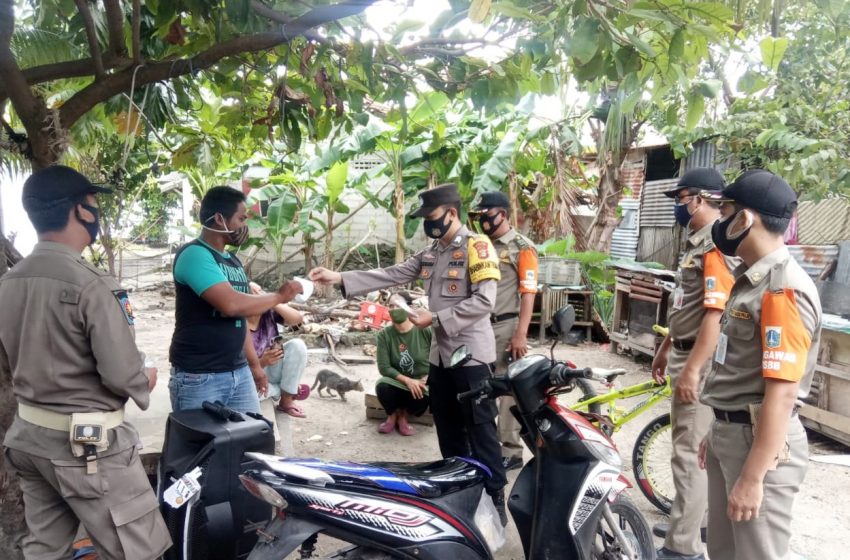  Gencar “Jakarta Bermasker” Polsek Kep Seribu Selatan Bagikan Masker Gratis ke Warga