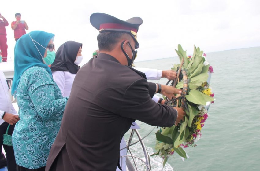  Polres Kep Seribu Bersama Stakeholder Tabur Bunga di Perairan Pulau Lancang