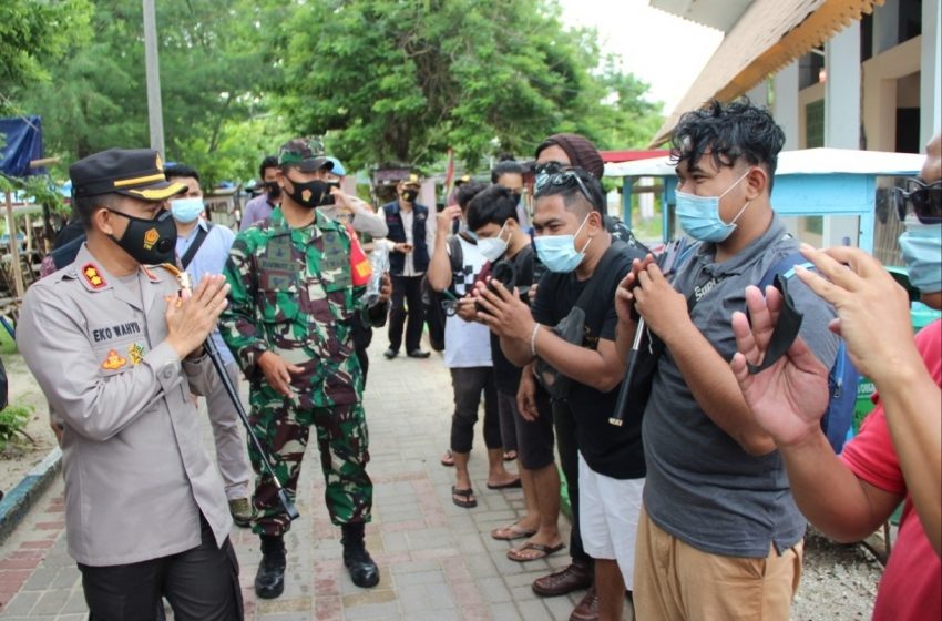  Tetap Gelorakan “Jakarta Bermasker”, Polres Kep Seribu Bagikan Masker Gratis di Delapan Pulau