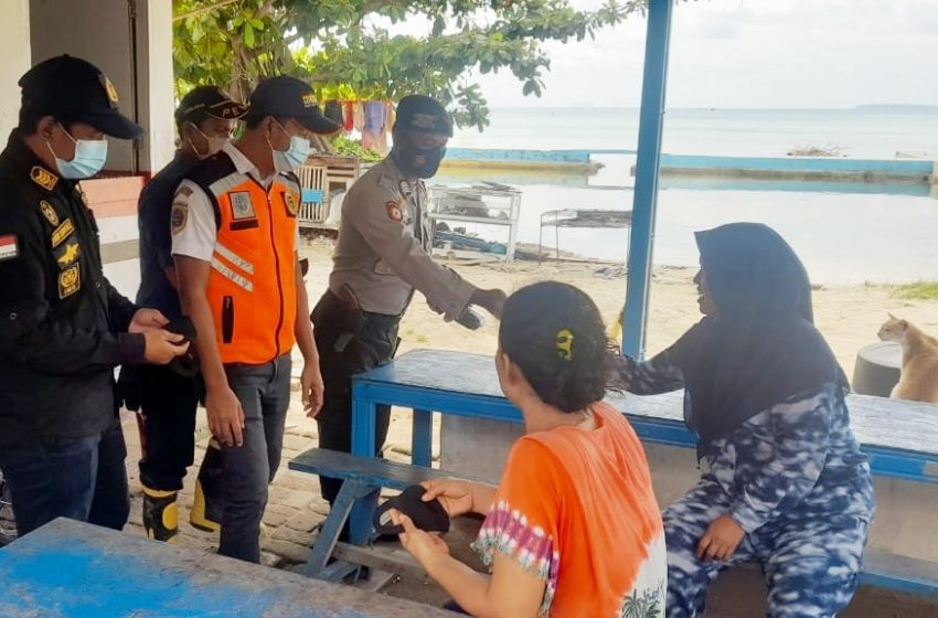  Program “Jakarta Bermasker”, Polres Kepulauan Seribu Bagikan Serentak Masker di Sembilan Lokasi