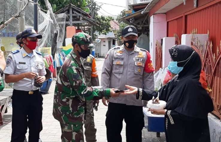  “Jakarta Bermasker”, Polres Kep Seribu  Terus Bagikan Masker Gratis ke Warga