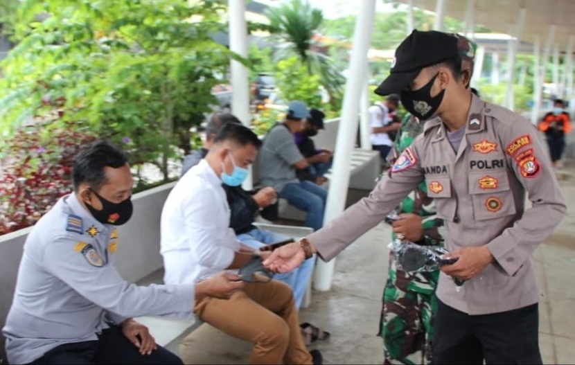  Hari Ini Polres Kep Seribu Bagikan 3500 Masker Gratis, Melalui Program “Jakarta Bermasker”