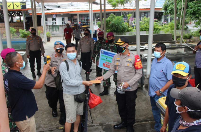  Gencarkan “Jakarta Bermasker” Polres Kep Seribu Bagikan 2.600 Masker Gratis 