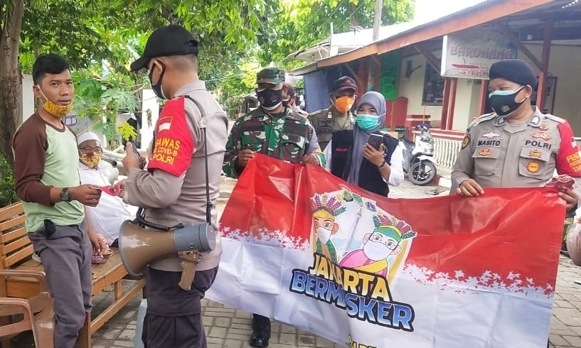  PPKM Skala Mikro, “Jakarta Bermasker” Polsek Jajaran Polres Kep Seribu Bagikan Masker Gratis