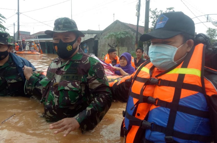  Banjir Landa Karawang, Dansektor 19 Kerahkan Seluruh Anggota Satgas Harum 19 Evakuasi Warga