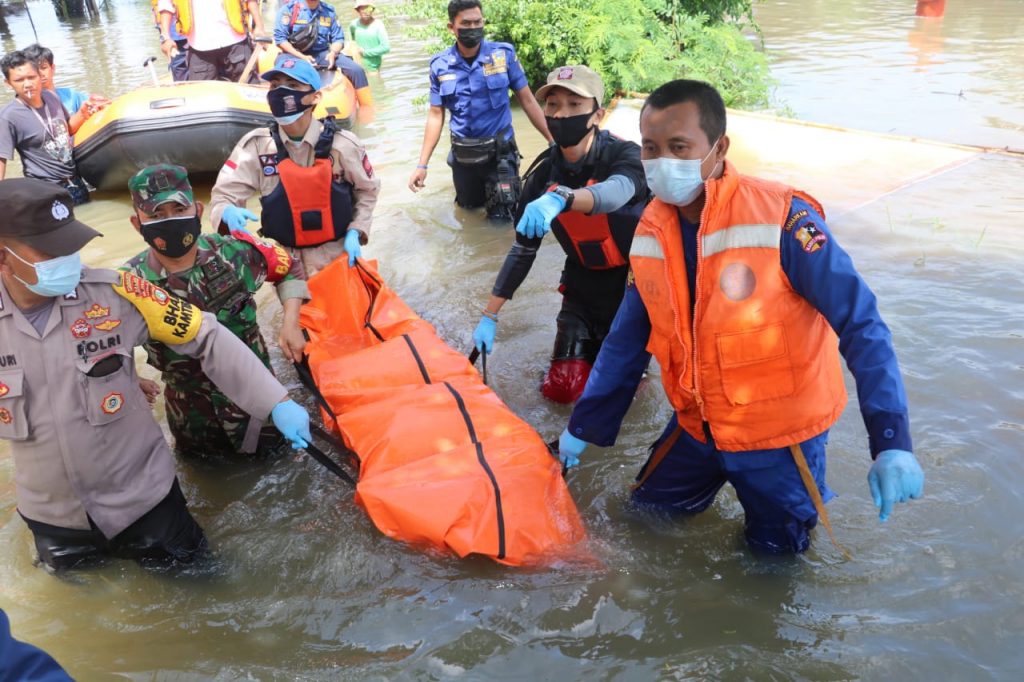 Evakuasi Korban Banjir Tim Sar Ditpolair Baharkam Polri Temukan