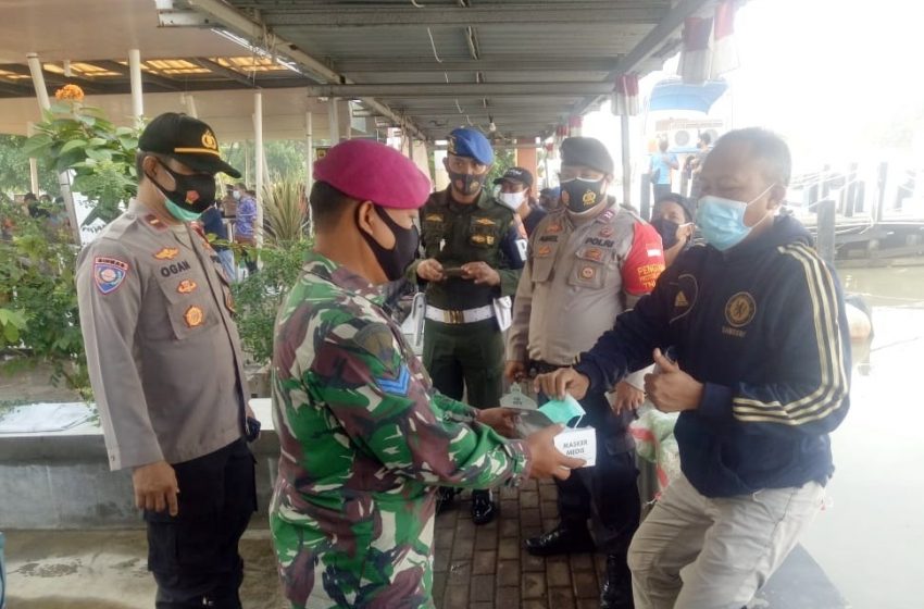  Polres dan Polsek Jajaran Kep Seribu Bersama Tiga Pilar Bagikan Masker Gratis