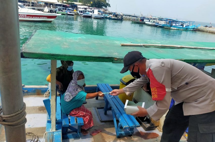  Bersama Tiga Pilar, Polres Kepulauan Seribu Bagikan 5000 Masker Medis Gratis