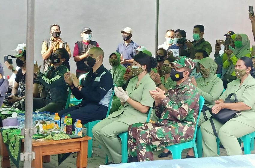  PT. Surya Mandiri Jaya Bersama Persit KCK Bantu Korban Banjir di Desa Gelam Jaya Kabupaten Tangerang 