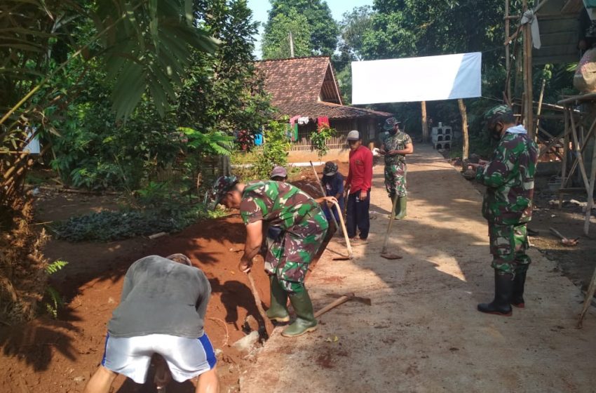  Kapendam Jaya: Satgas TMMD Bersama Warga Bahu Membahu Menyelesaikan Pekerjaan Saluran Air