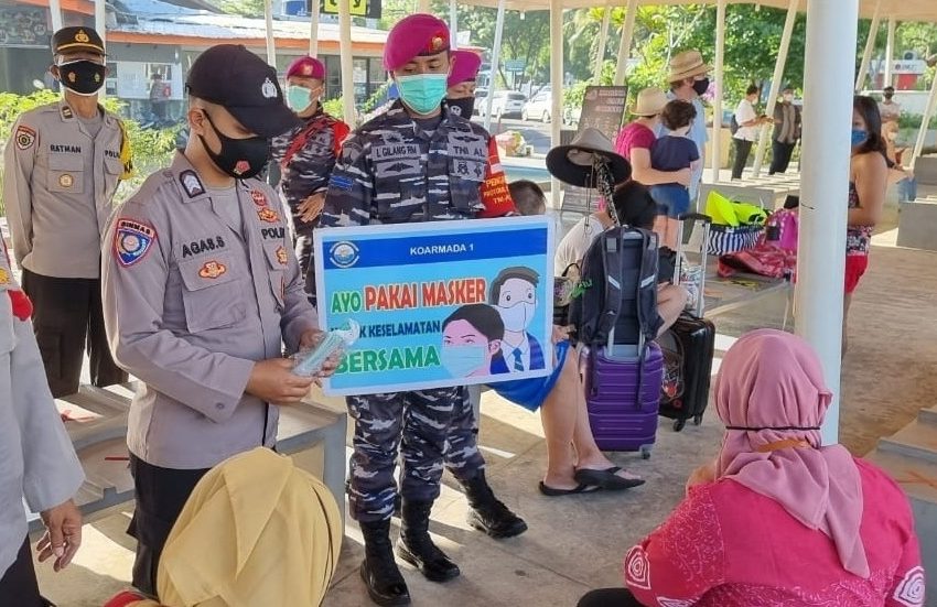  Polres Kep Seribu dan Polsek Jajaran Bagikan 5000 Masker Medis Gratis Ke Warga
