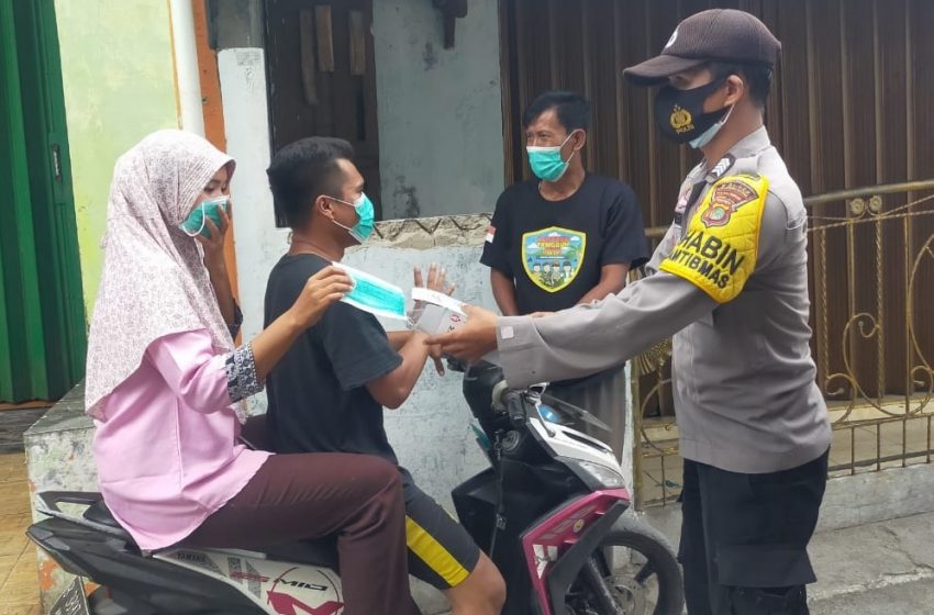  Polres Kep Seribu dan Polsek Jajaran Bagikan 4200 Masker Medis Gratis Kepada Warga Pulau Seribu