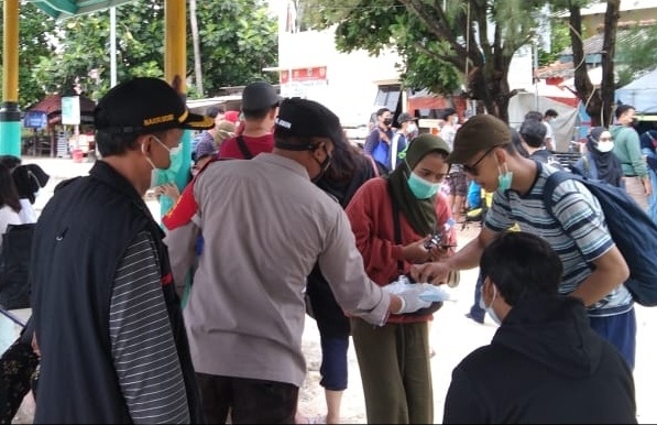  Gabungan Tiga Pilar Kep Seribu Bagikan 3800 Masker Medis Gratis ke Warga Pulau Seribu