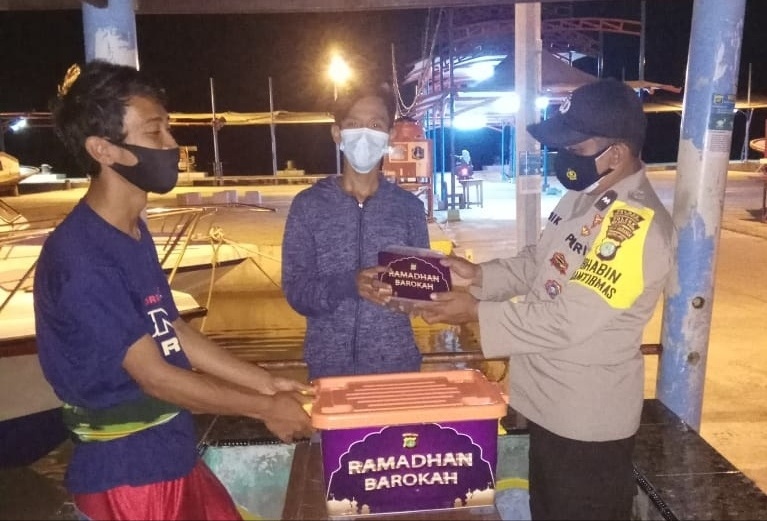  Ramadhan Barokah, Polsek Kep Seribu Utara Bagikan Makan Sahur ke Warga