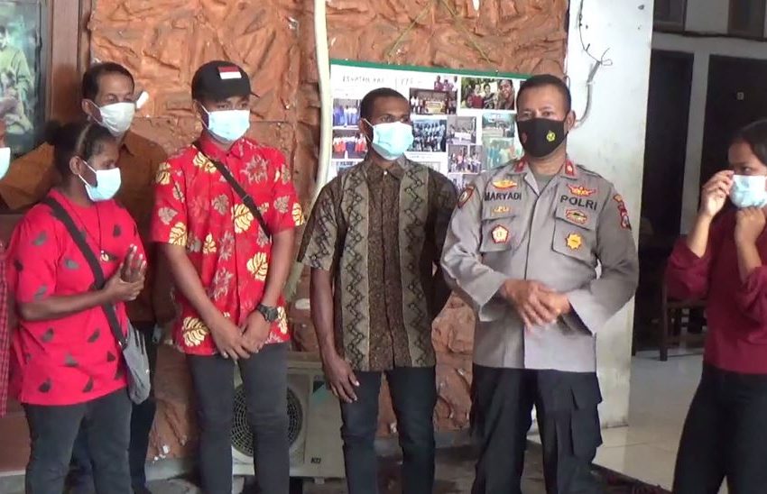  Bikin Adem, Anggota Polresta Sidoarjo dan Pelajar Papua Beribadah Bersama