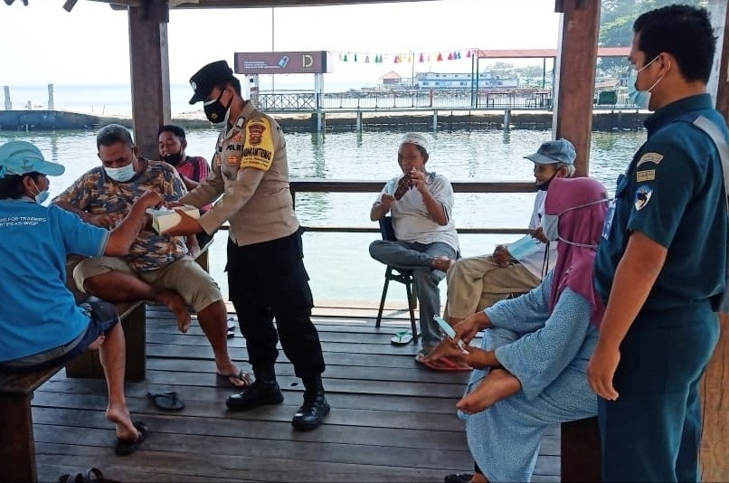 Tiga Pilar Kep Seribu Bagikan 2.100 Masker Medis Gratis Ke Warga Pulau Seribu