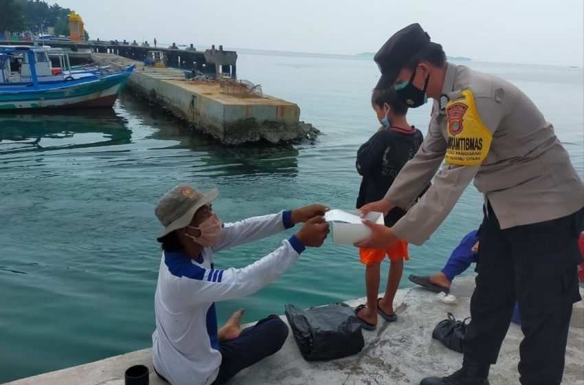  Polres Kep Seribu dan Polsek Jajaran Himbau Prokes Serta Bagikan Masker Medis Ke Warga