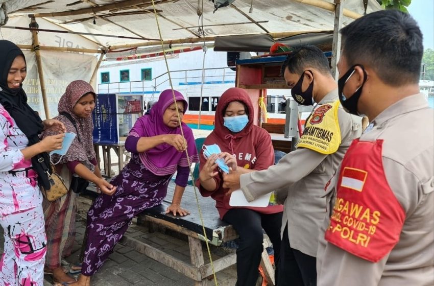  Door To Door, Polres Kep Seribu Bagikan Masker Medis Gratis Bertemakan “Jakarta Bermasker”