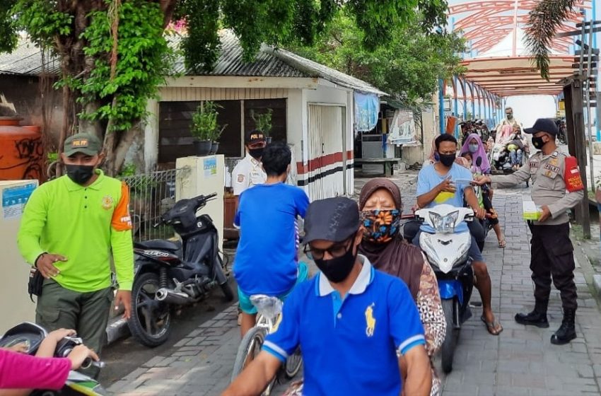 Polres Kep Seribu Himbau Prokes dan Bagikan 2.300 Masker Medis Gratis Cegah Covid-19