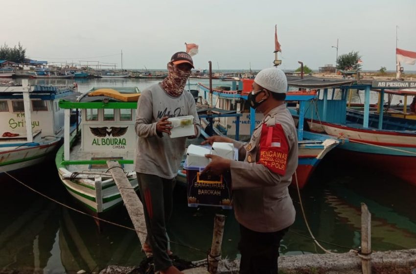  80 Nelayan Mendapat Takjil Buka Puasa dari Polres Kep Seribu