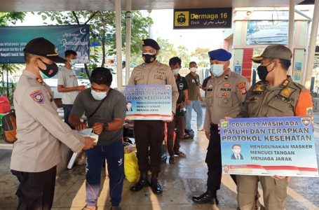 Delapan Warga Pulau Pemukiman Dapat 2.400 Masker Medis Gratis Dari Polres Kep Seribu