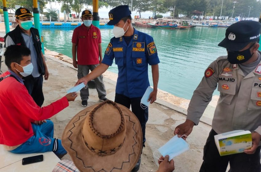  Warga Pulau Seribu Hari Ini Dapat 2.100 Masker Medis Dari Polres Kep Seribu