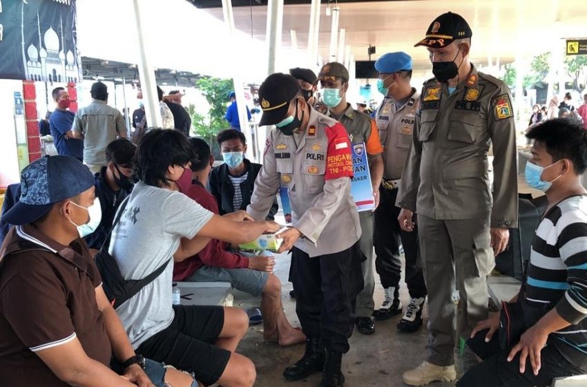  Bertahan di Zona Hijau, Polres Kep Seribu dan Jajaran Bagikan 2.200 Masker Medis ke Warga