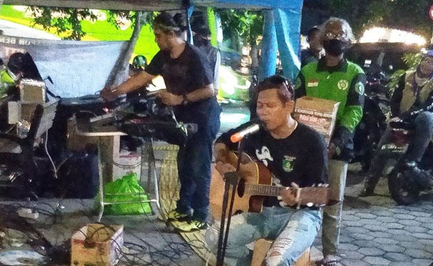  Kong Nano “King of Ojol” Meriahkan Aksi Charity Ojol “Ngamen” di Tanjung Duren