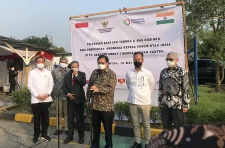 Airlangga Lepas Pengiriman Bantuan Oksigen Atasi Covid-19 Gelombang Kedua di India