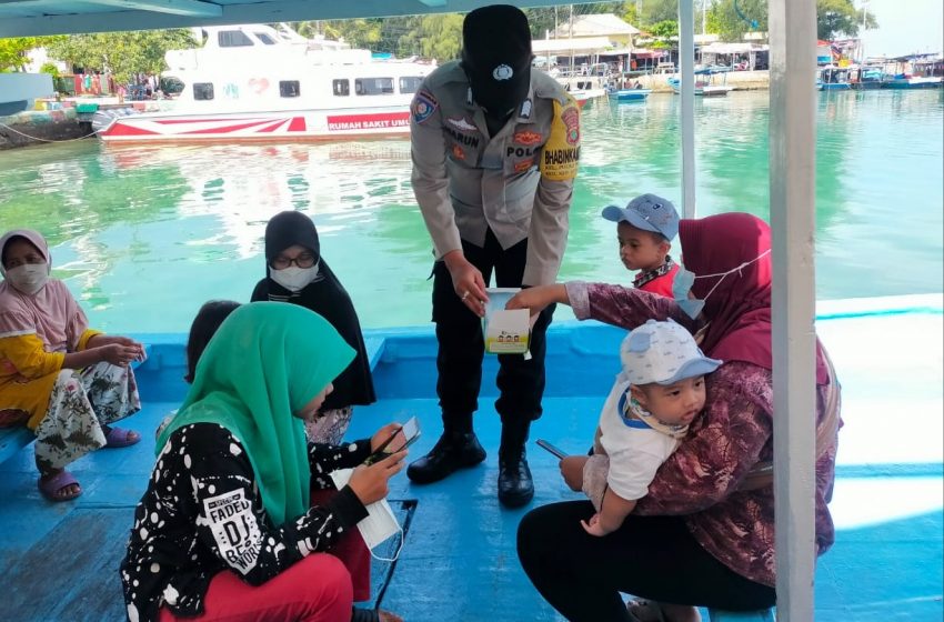  Polres Kep Seribu dan Jajaran Himbau ProKes, Bagikan 2.300 Masker Medis Gratis